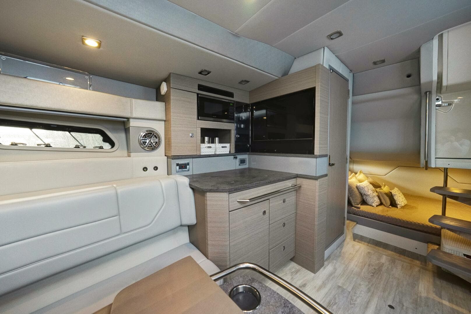 2018 Formula 430 Super Sport Crossover — photo 20