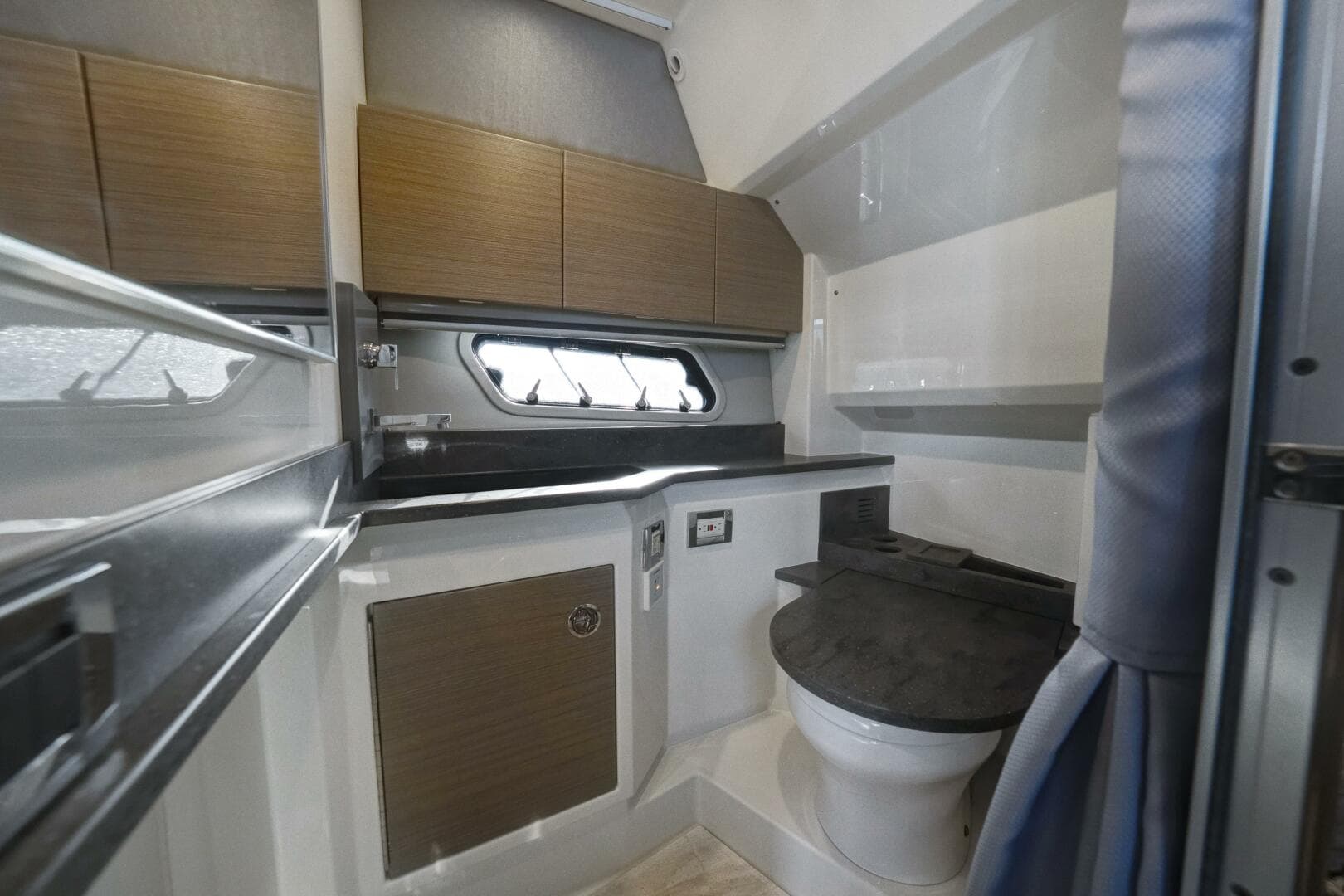 2018 Formula 430 Super Sport Crossover — photo 23