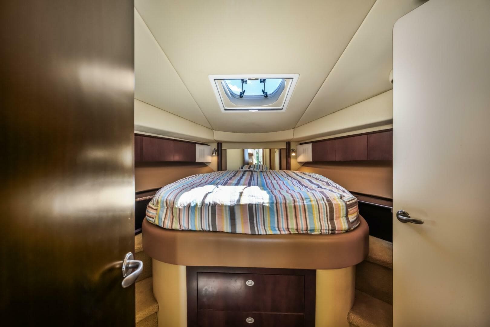 2005 Sea Ray 420 Sedan Bridge — photo 22