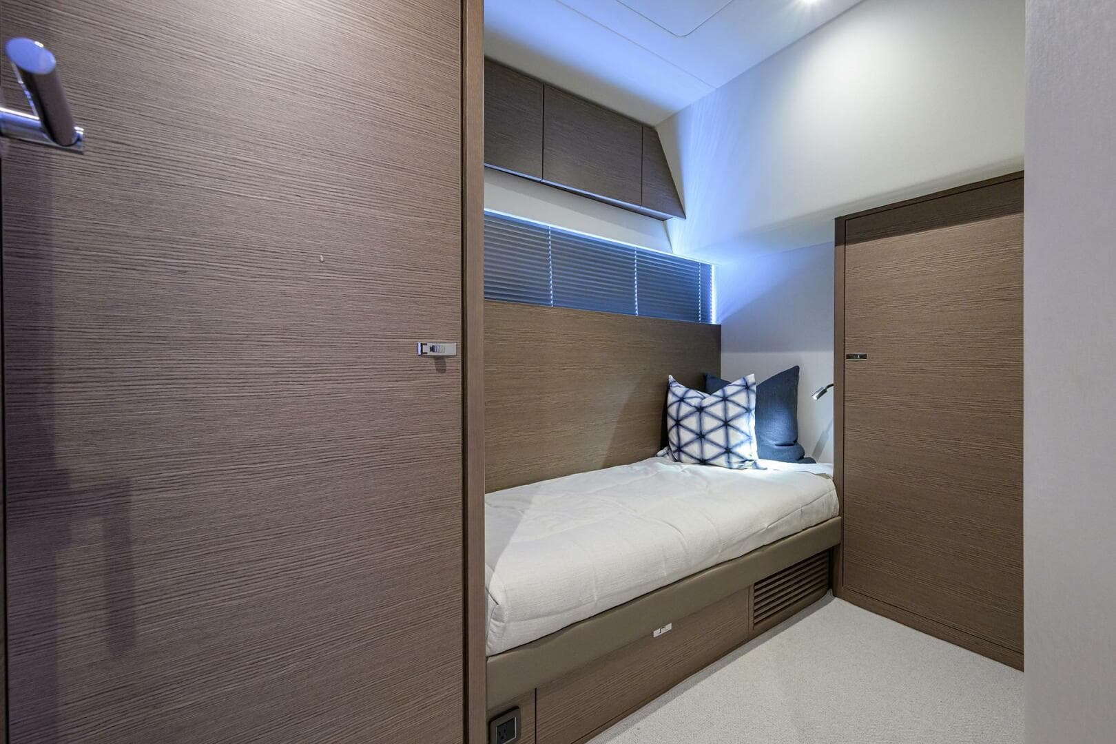 2025 Princess V55 — photo 40