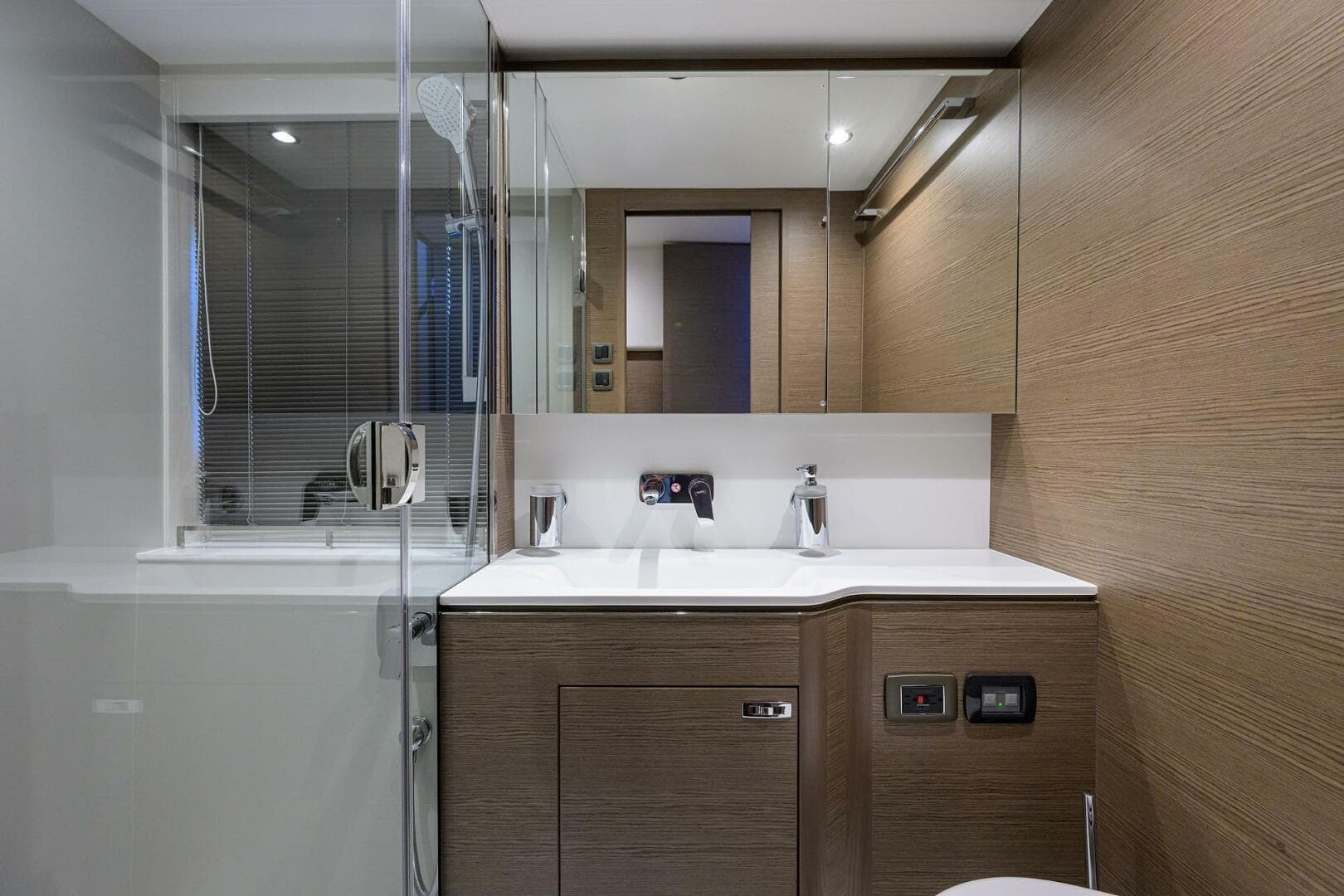 2025 Princess V55 — photo 31