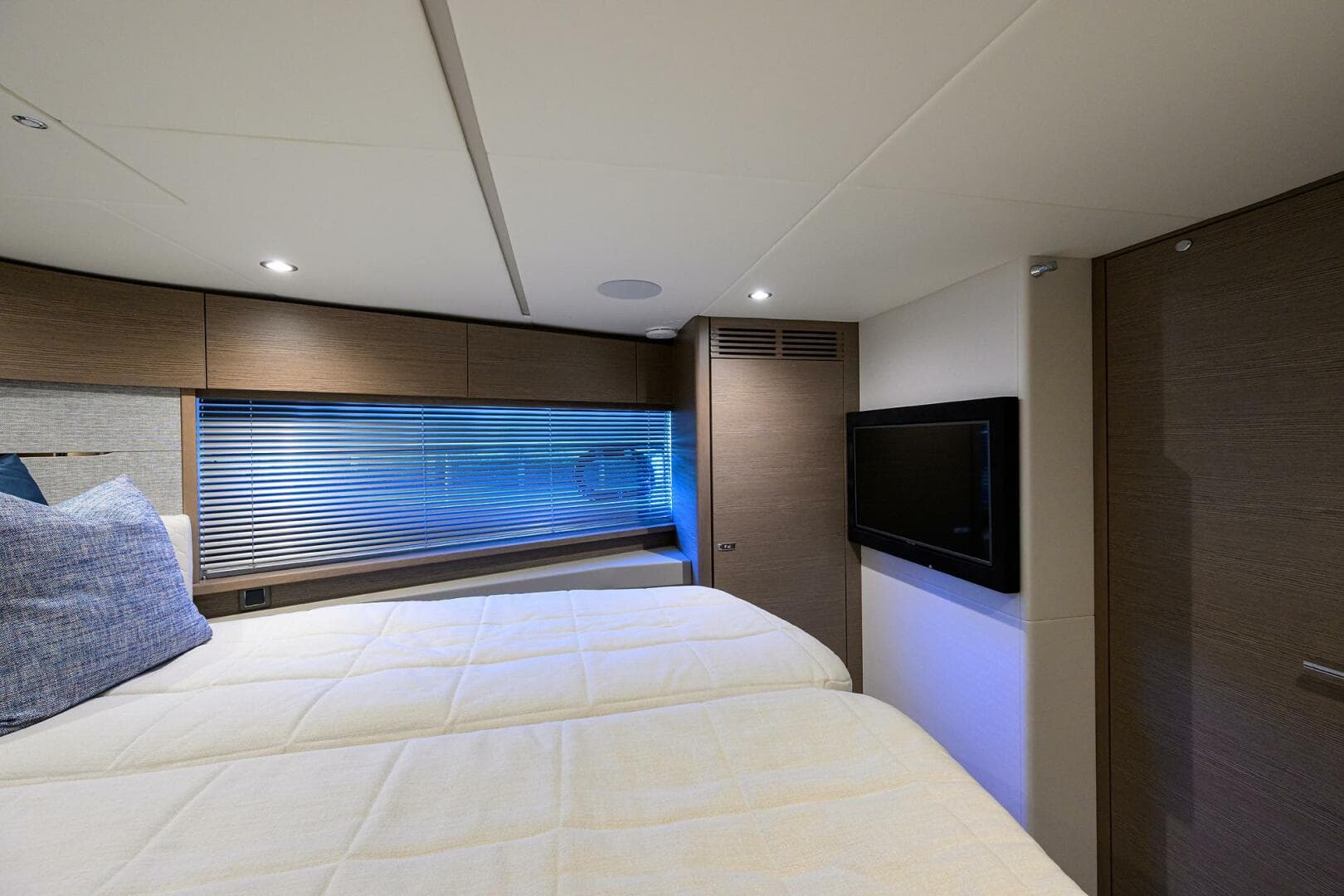 2025 Princess V55 — photo 33