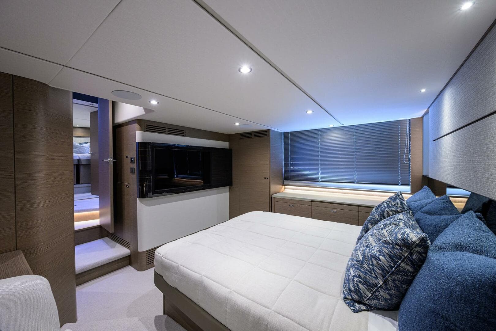 2025 Princess V55 — photo 25