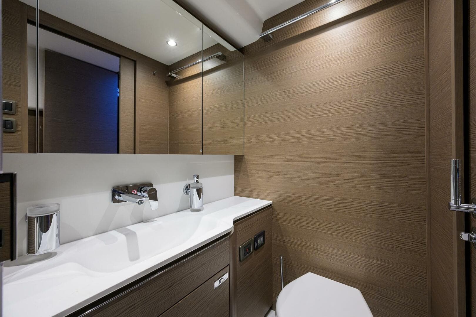 2025 Princess V55 — photo 32