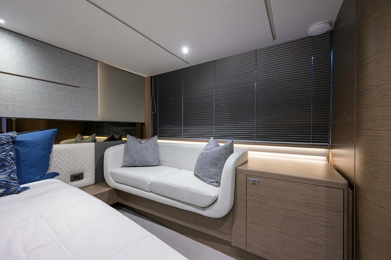 2025 Princess V55 — photo 28