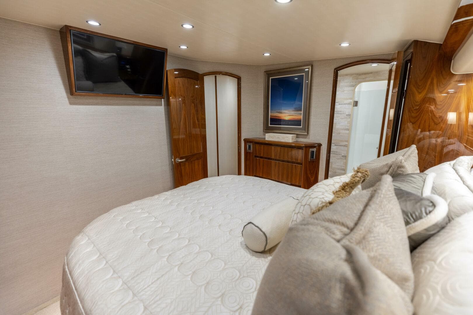 2018 Viking 62 Convertible — photo 14