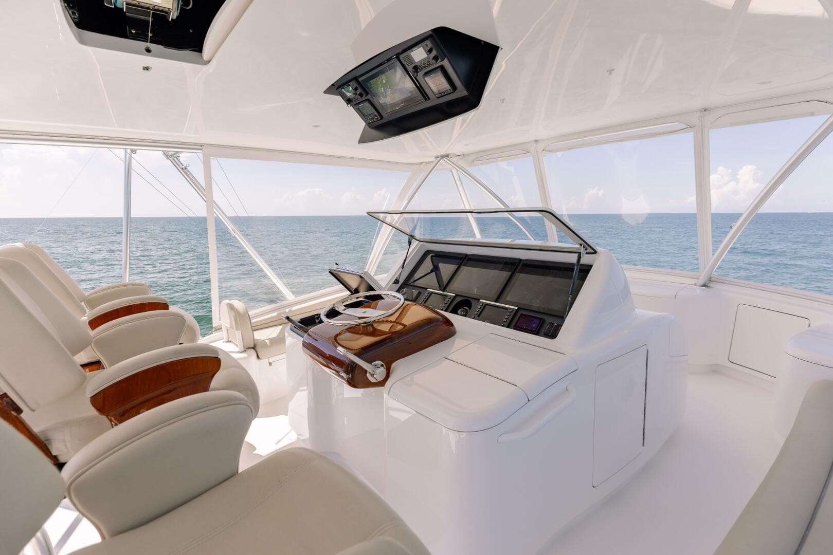 2018 Viking 62 Convertible — photo 5