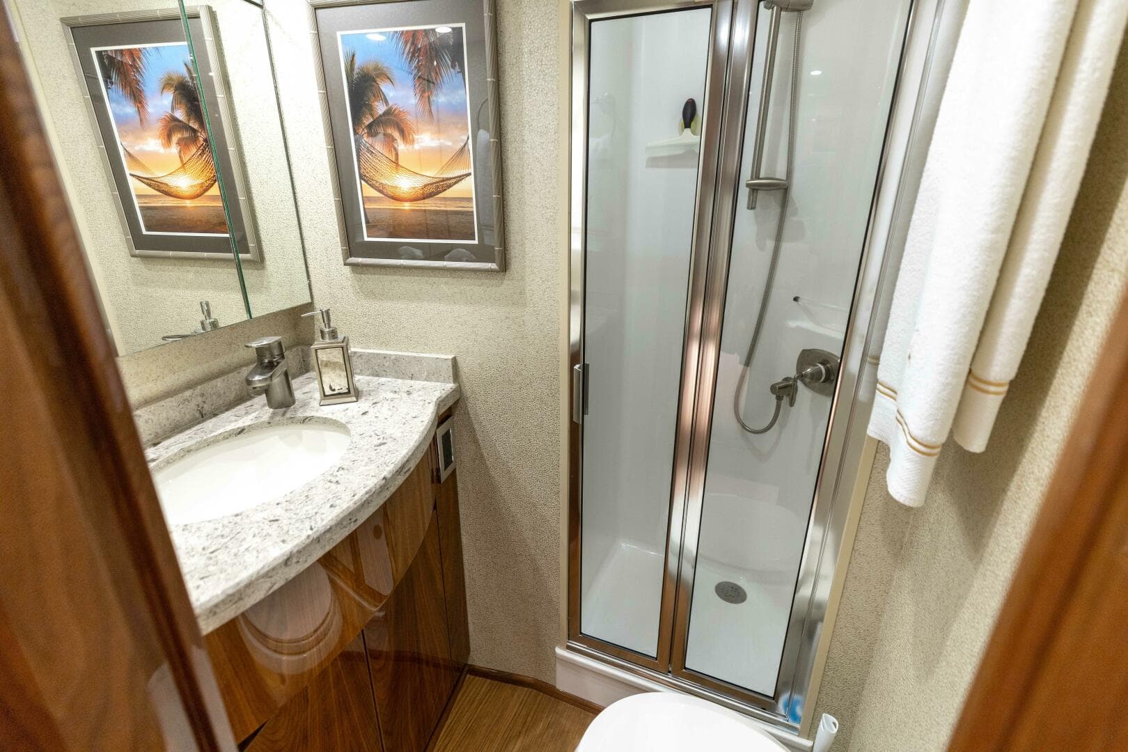 2018 Viking 62 Convertible — photo 20