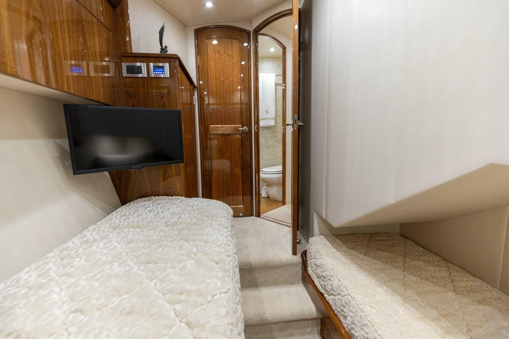 2018 Viking 62 Convertible — photo 23