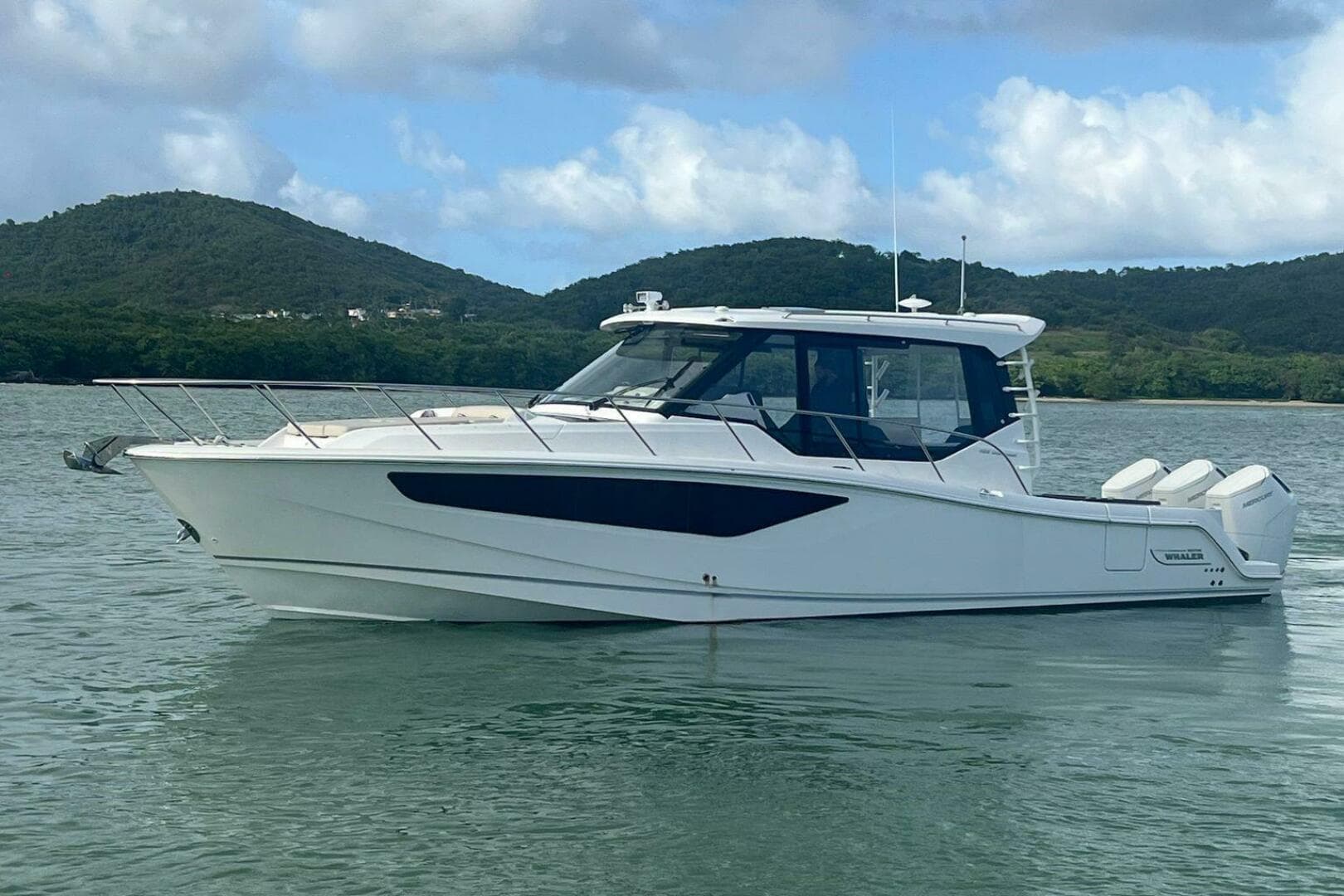 2022 Boston Whaler 405 Conquest — photo 2