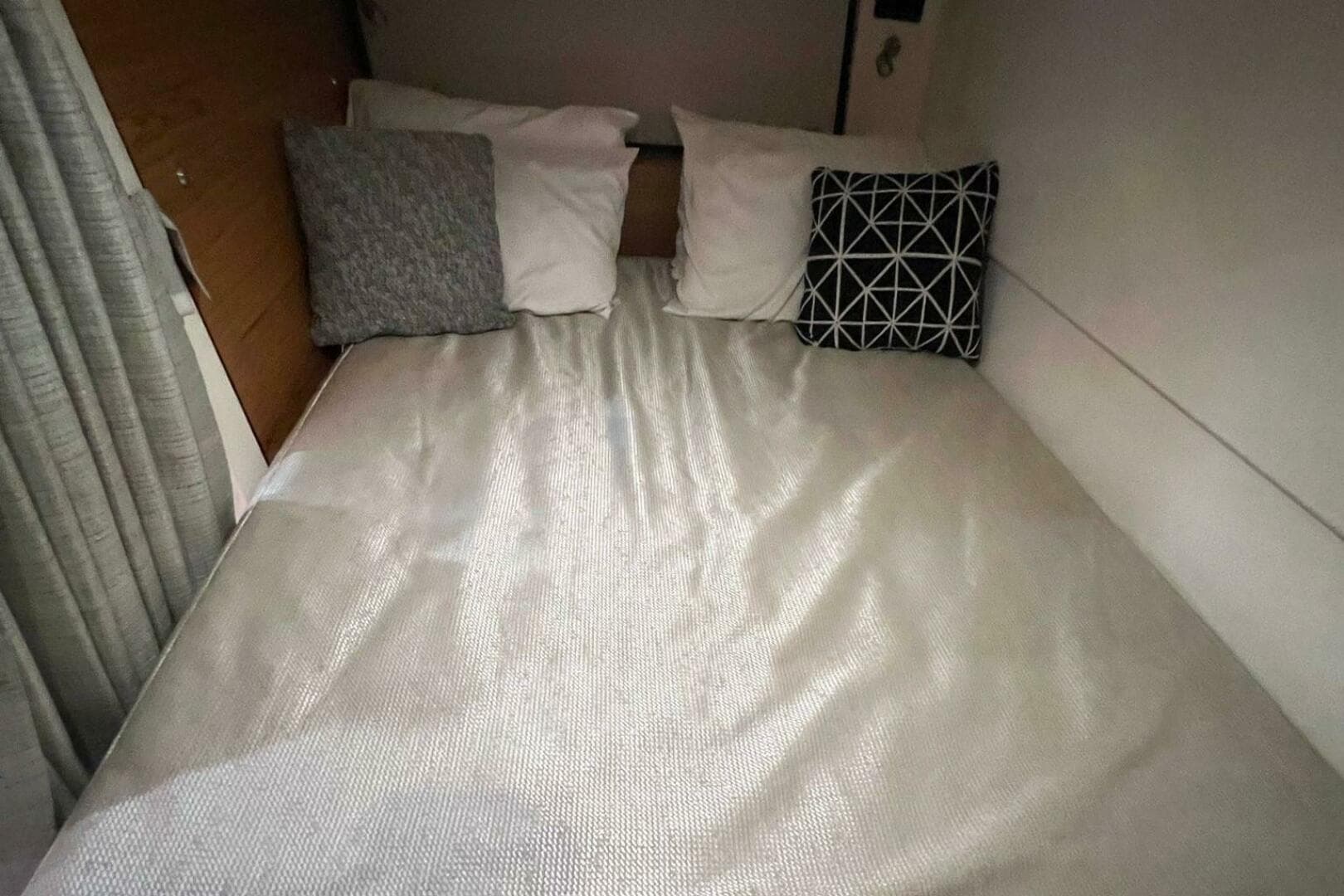 2022 Boston Whaler 405 Conquest — photo 26