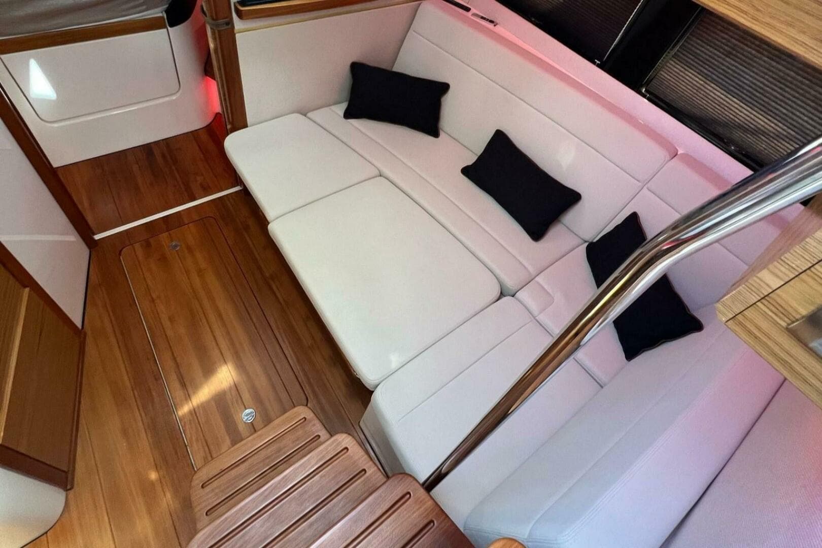 2022 Boston Whaler 405 Conquest — photo 23