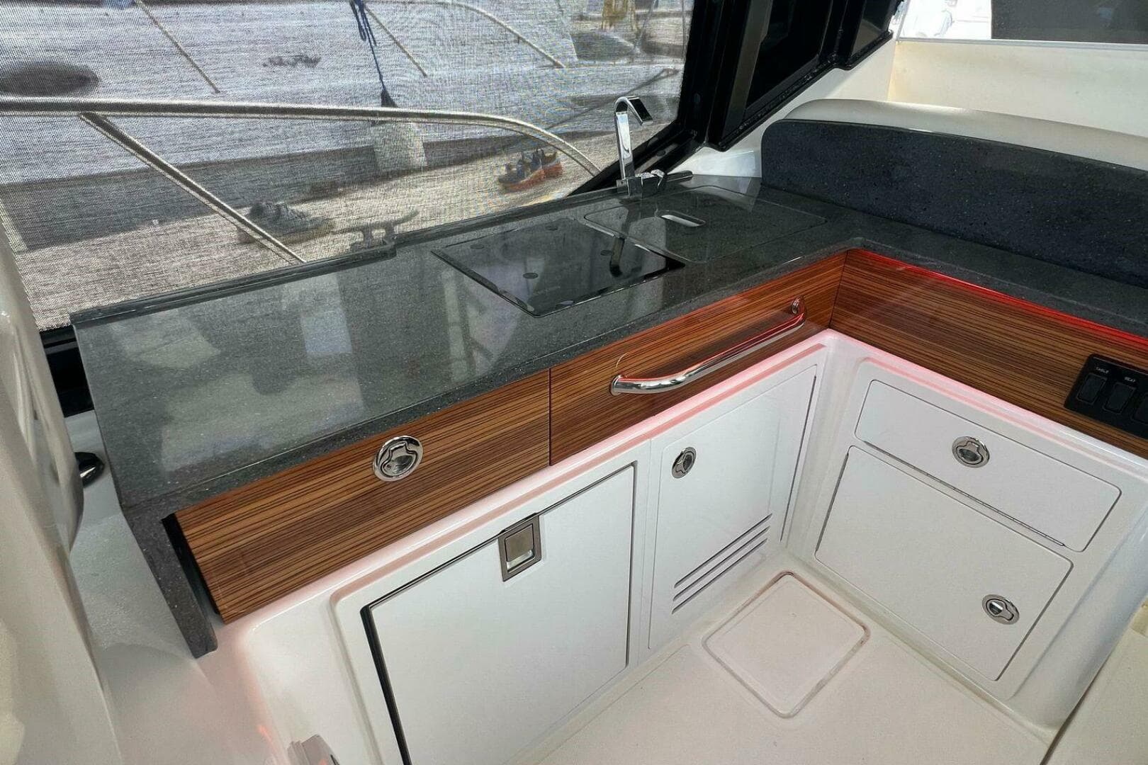 2022 Boston Whaler 405 Conquest — photo 15