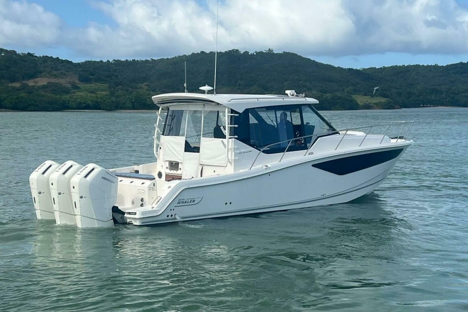 2022 Boston Whaler 405 Conquest — photo 5
