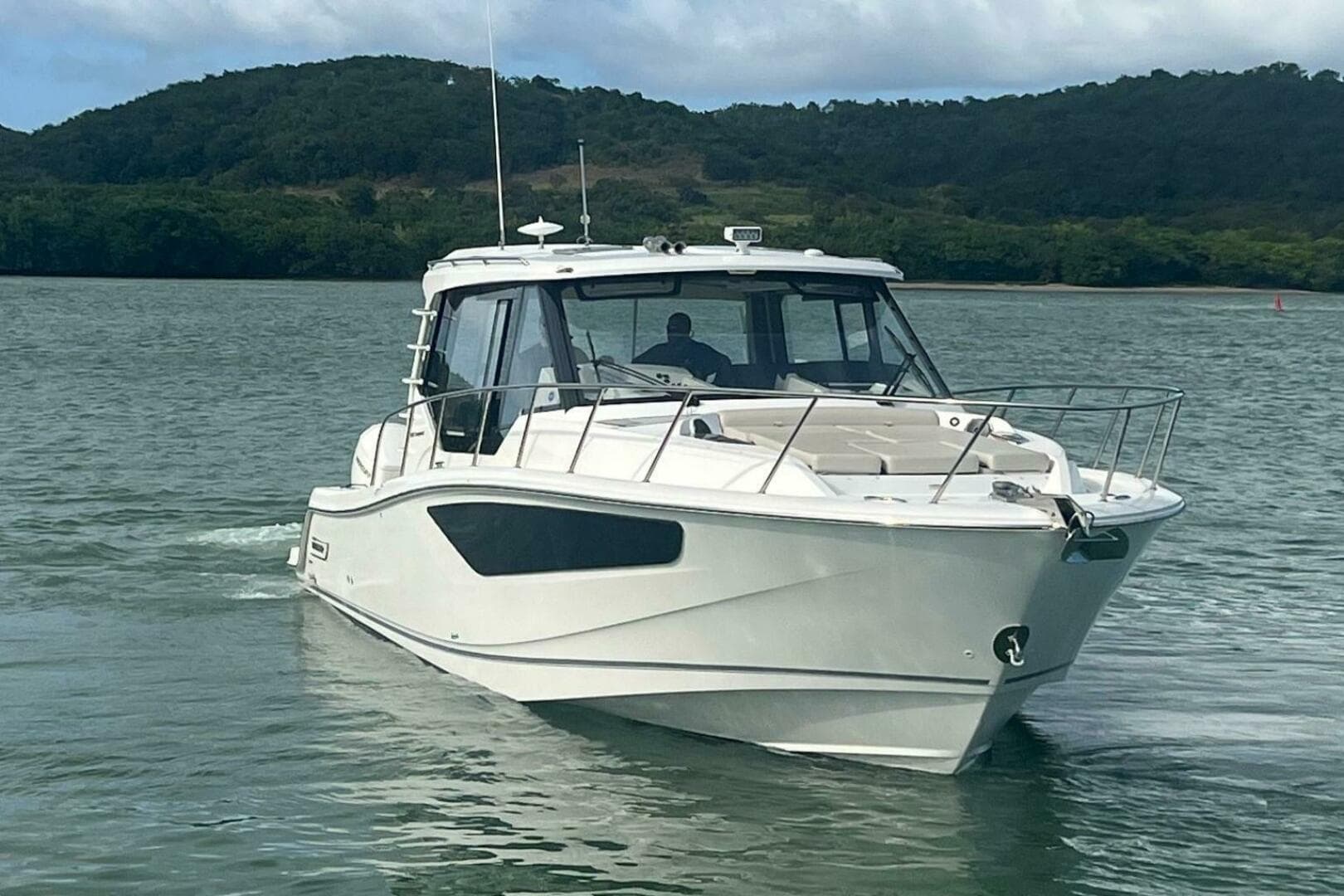 2022 Boston Whaler 405 Conquest — photo 6