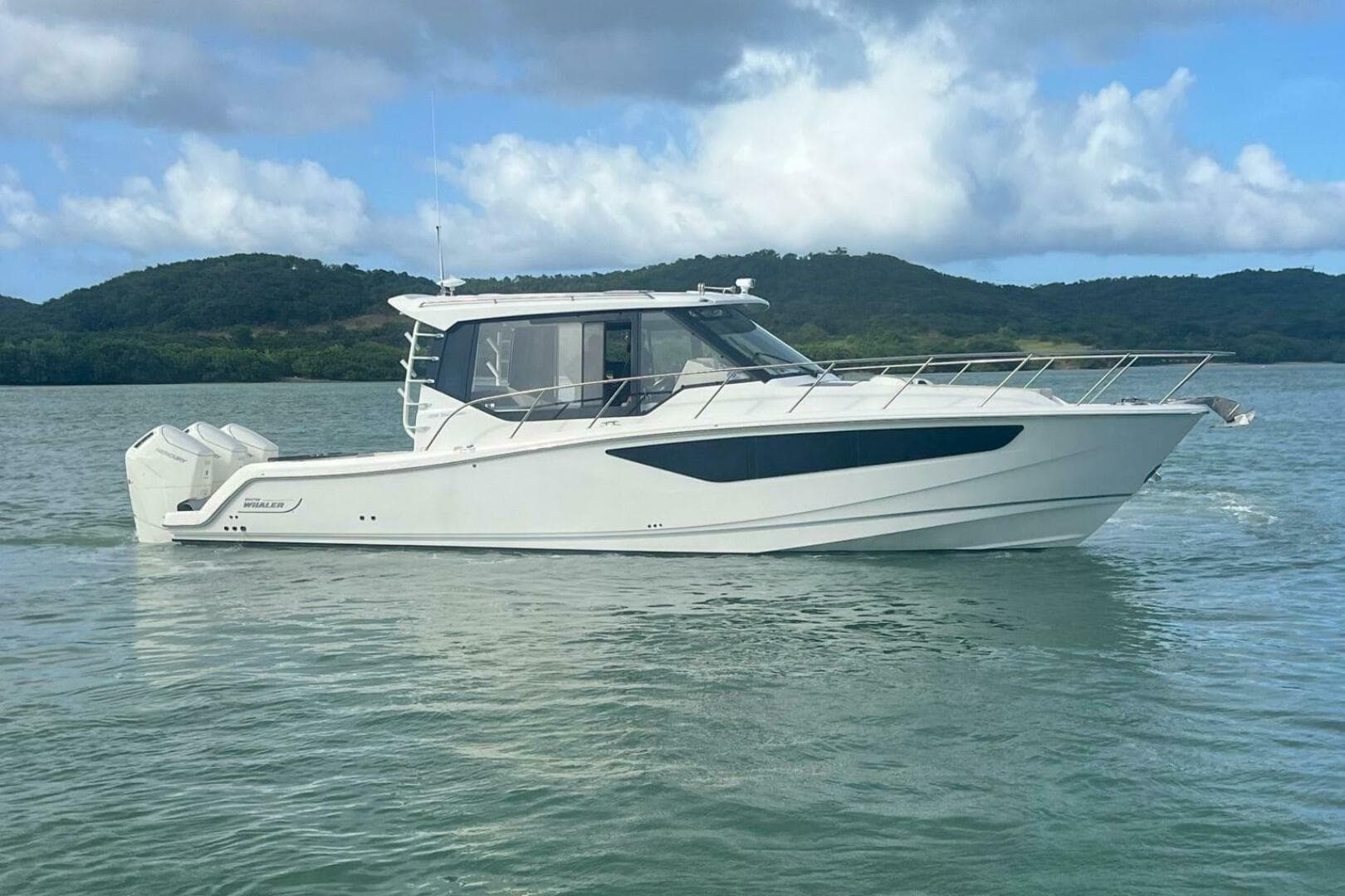 2022 Boston Whaler 405 Conquest — photo 8