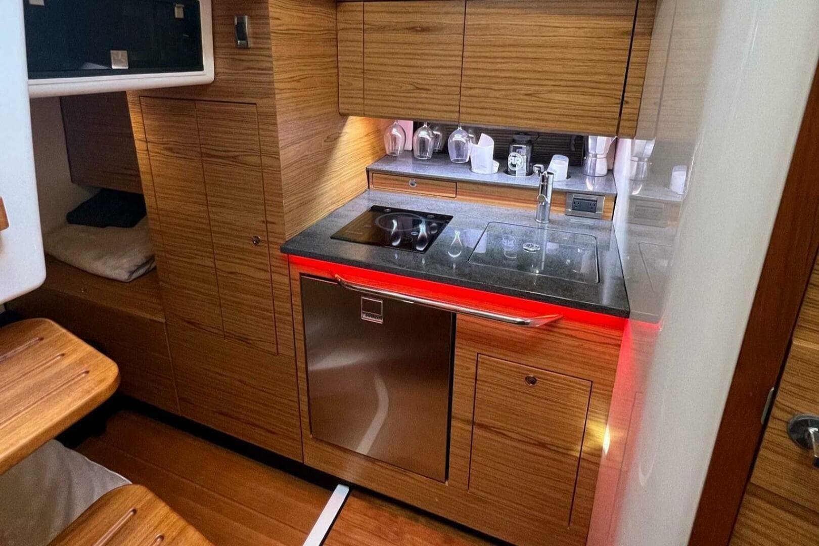 2022 Boston Whaler 405 Conquest — photo 16