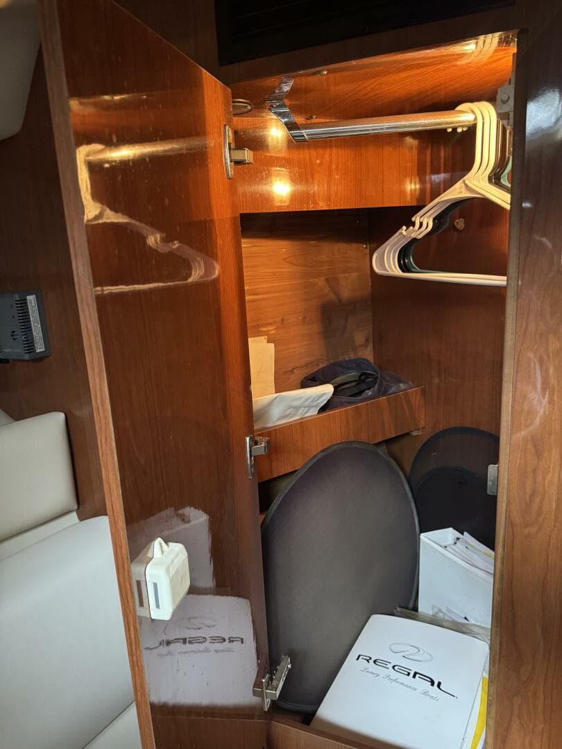 2005 Regal 3560 Commodore — photo 33