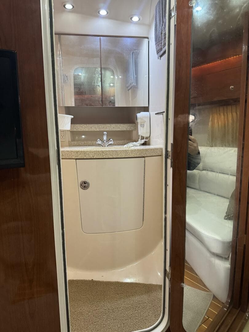 2005 Regal 3560 Commodore — photo 31