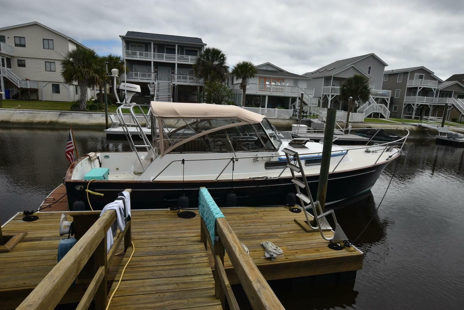 1999 Legacy 34 Express — photo 2