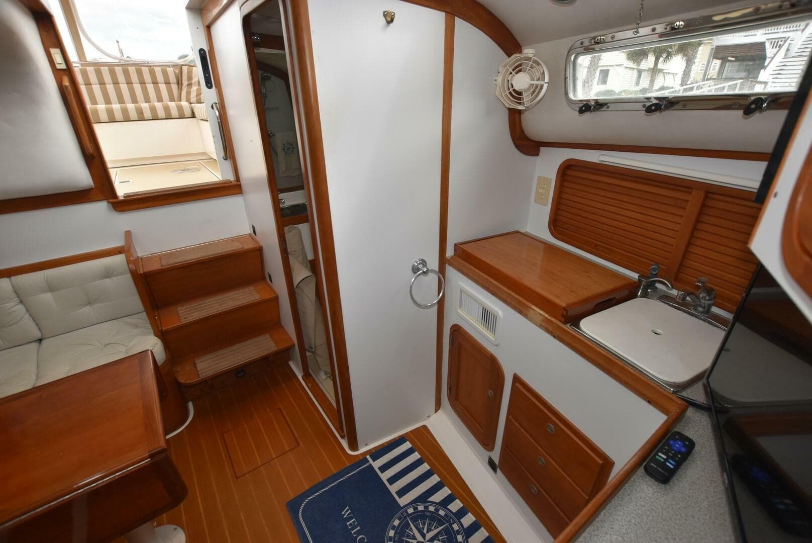 1999 Legacy 34 Express — photo 20