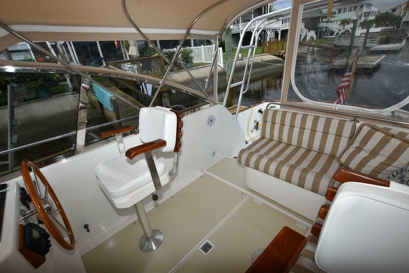 1999 Legacy 34 Express — photo 13