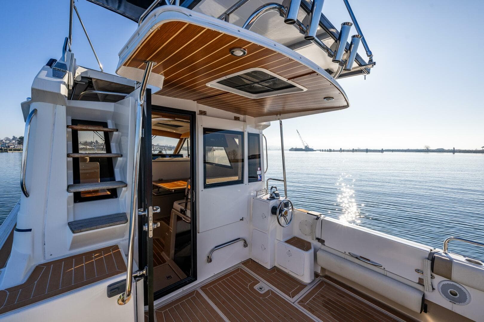 2016 Cutwater 32 Cb — photo 13