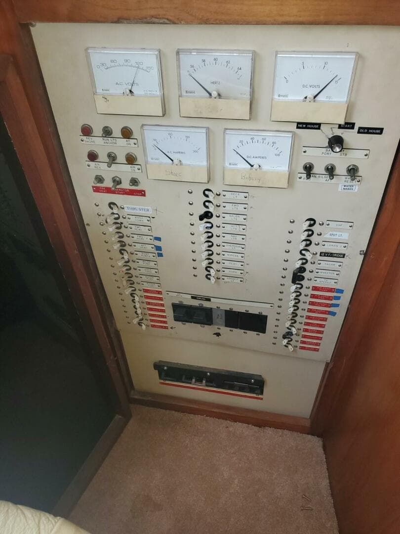 1985 Californian 5239 Cockpit — photo 21