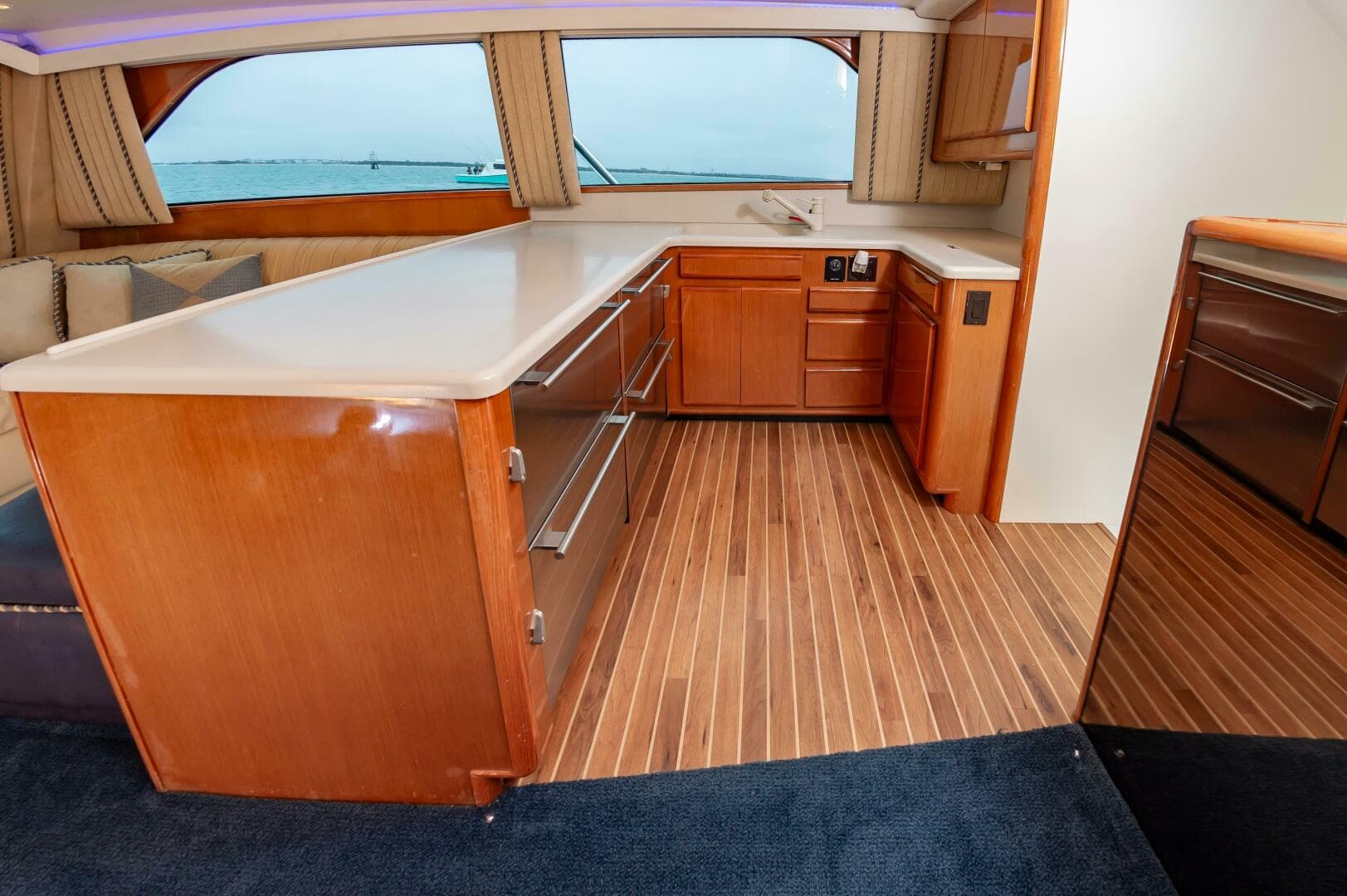 2001 Viking 50 Convertible — photo 37