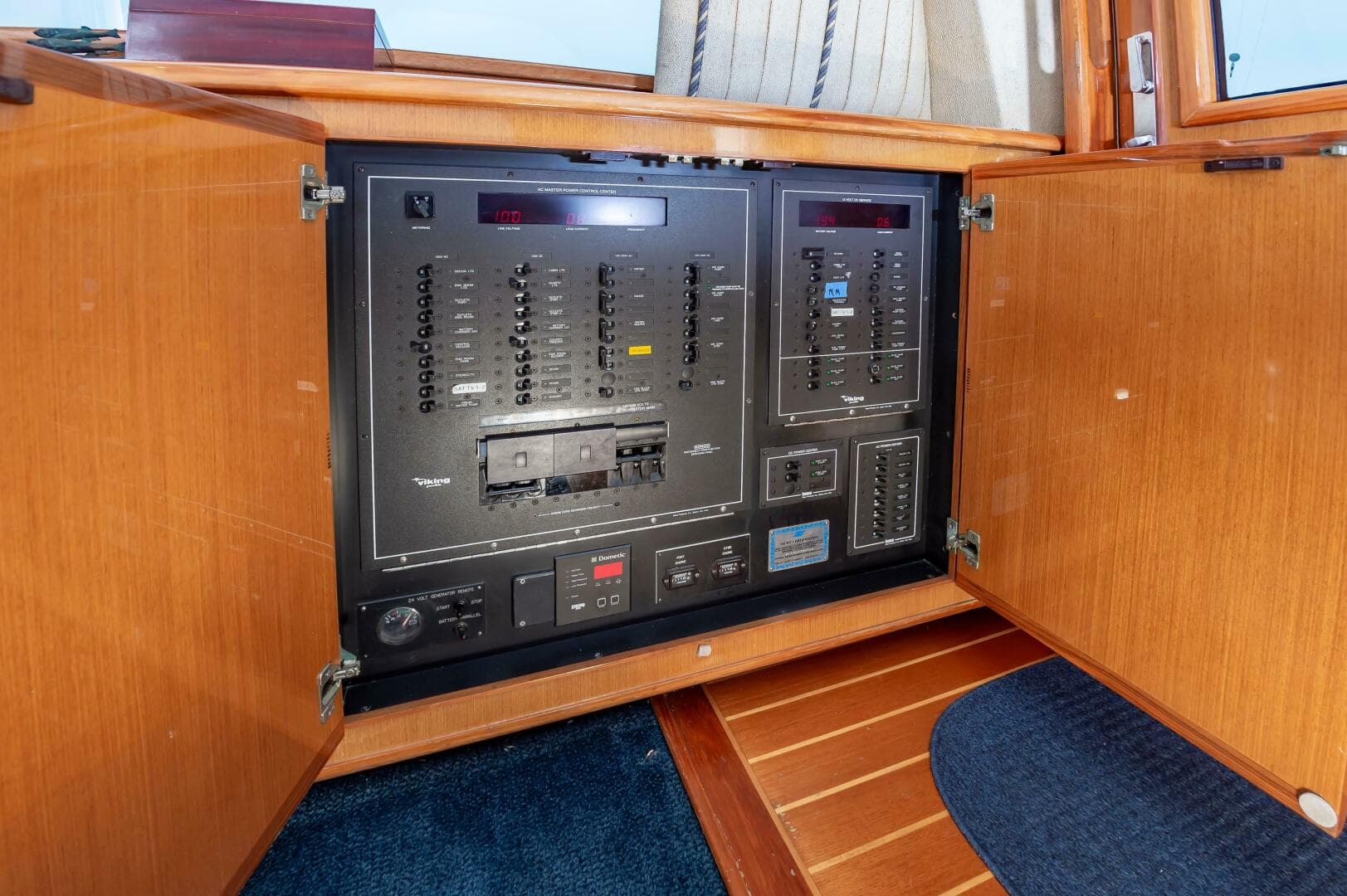 2001 Viking 50 Convertible — photo 35