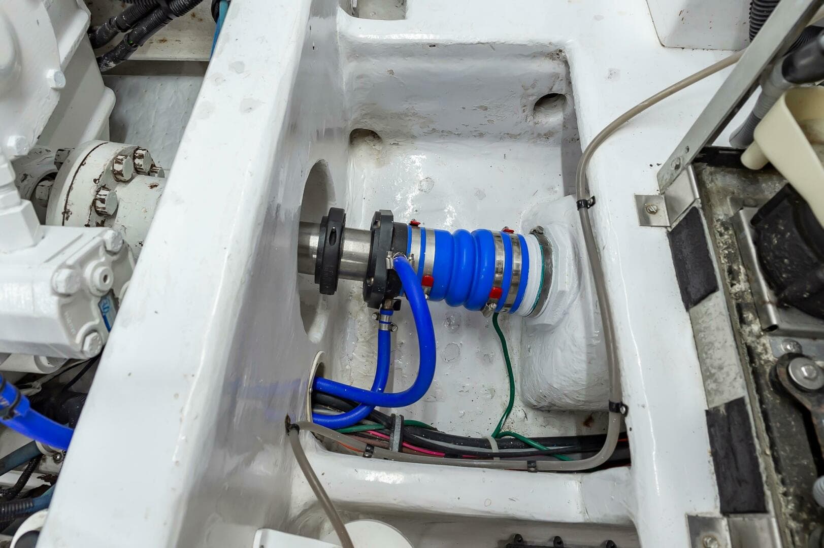 2001 Viking 50 Convertible — photo 78