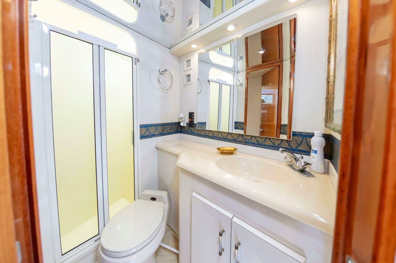 2001 Viking 50 Convertible — photo 57