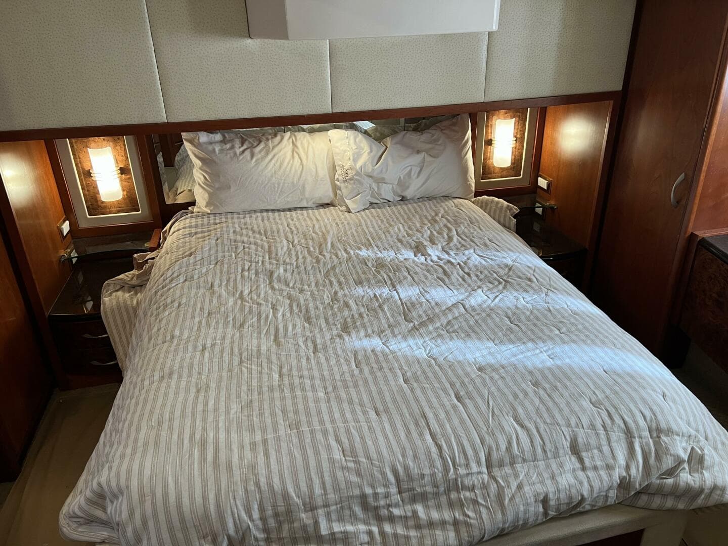 2008 Ovation 52 — photo 34