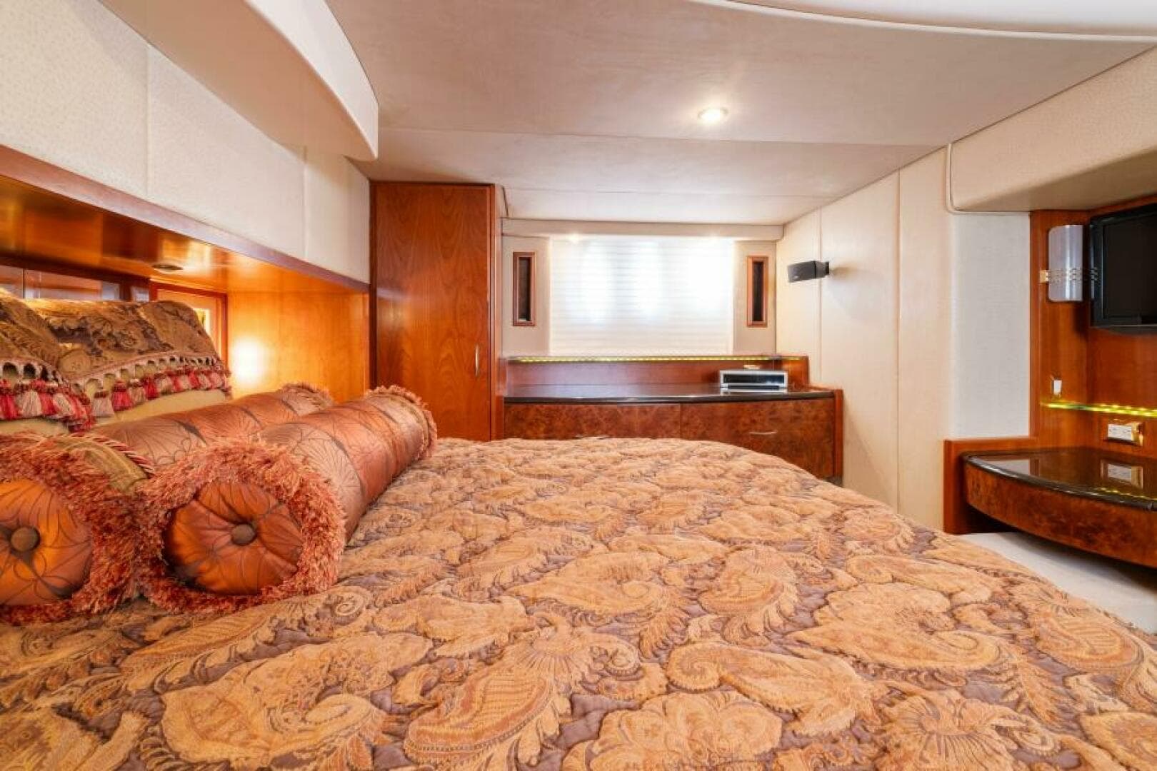 2008 Ovation 52 — photo 32