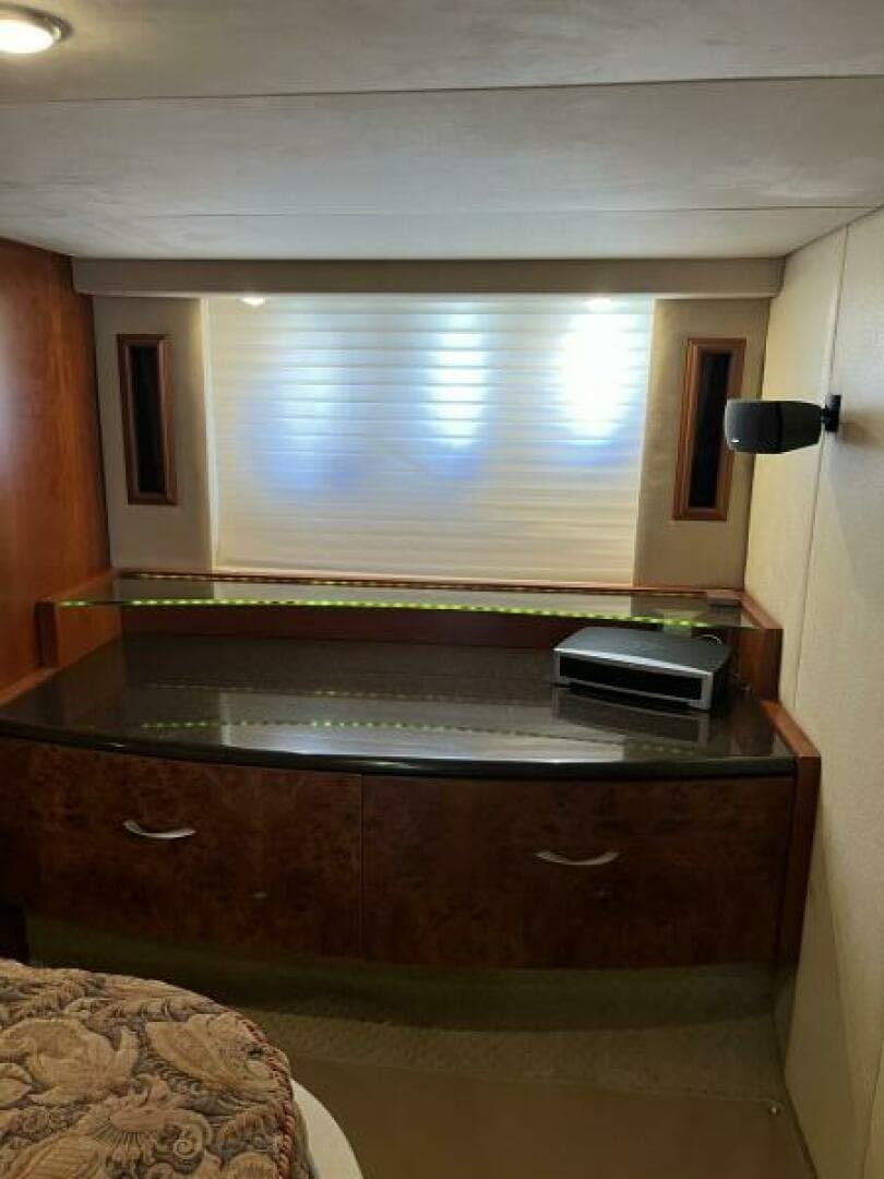 2008 Ovation 52 — photo 25