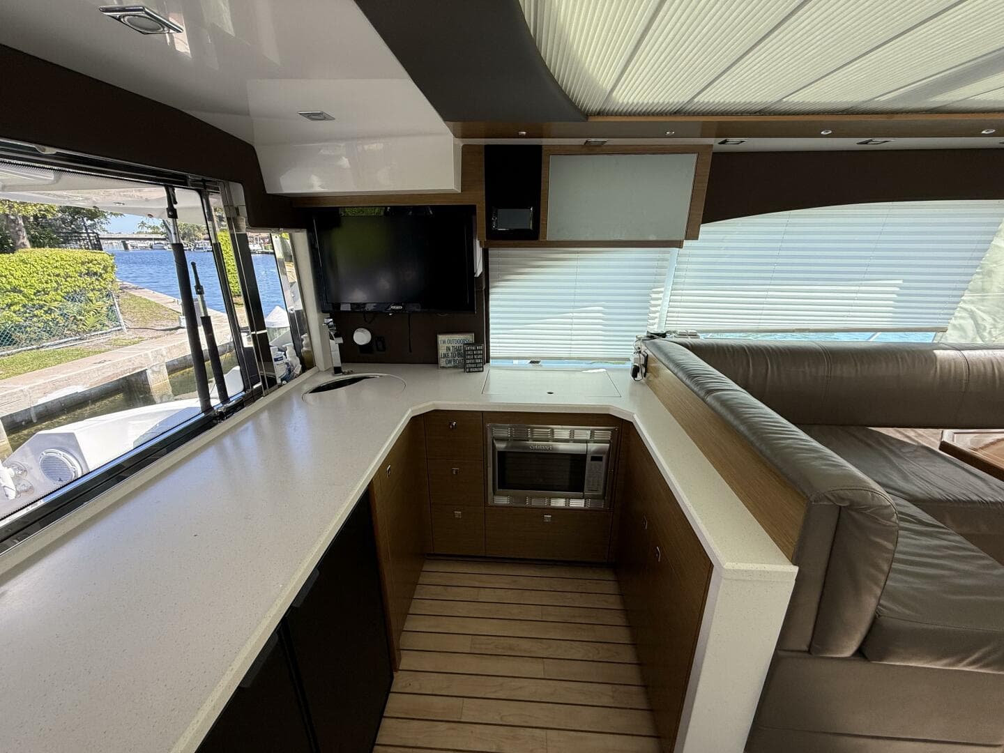 2014 Cruisers Yachts 45 Cantius — photo 3