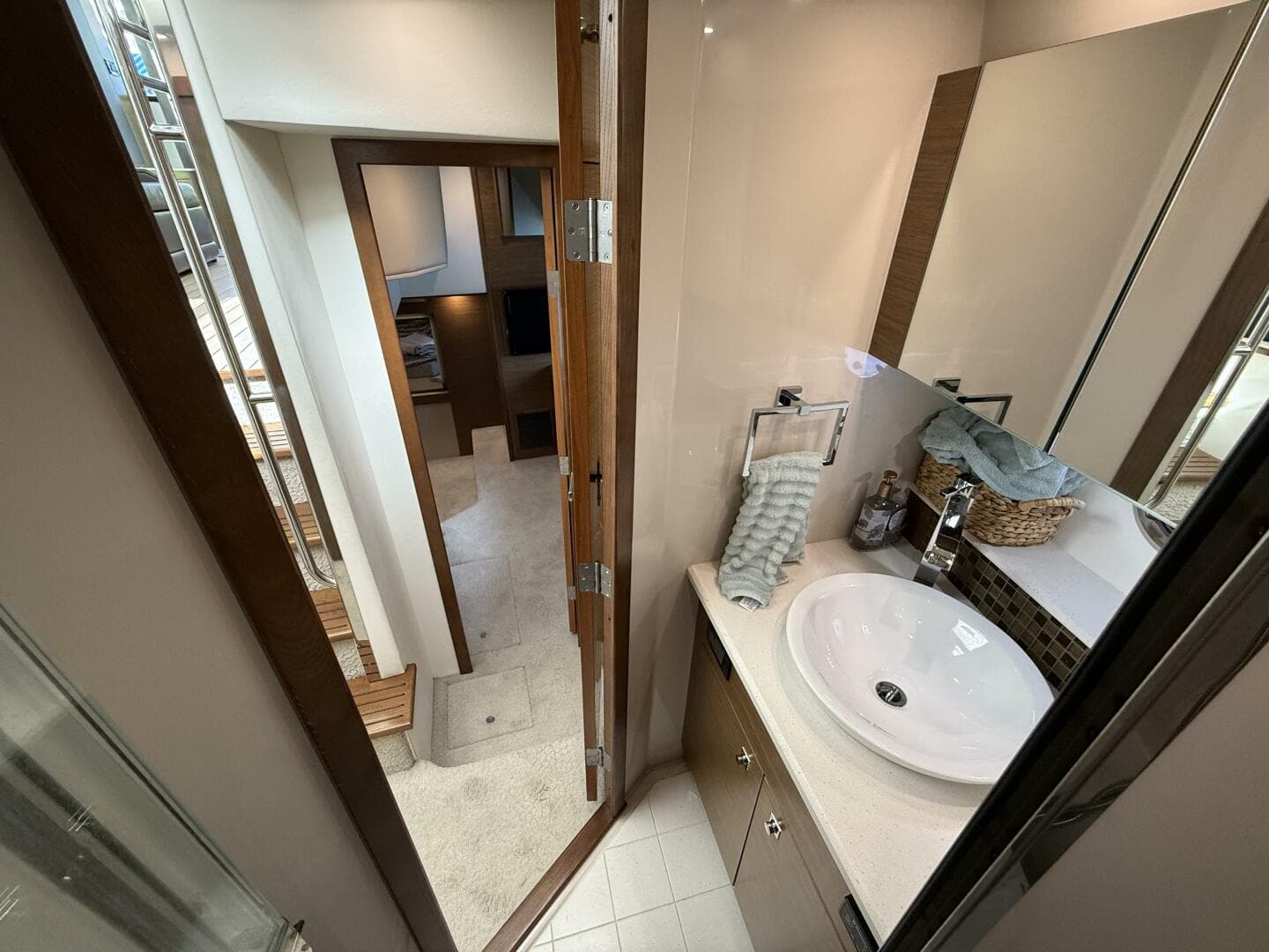 2014 Cruisers Yachts 45 Cantius — photo 28