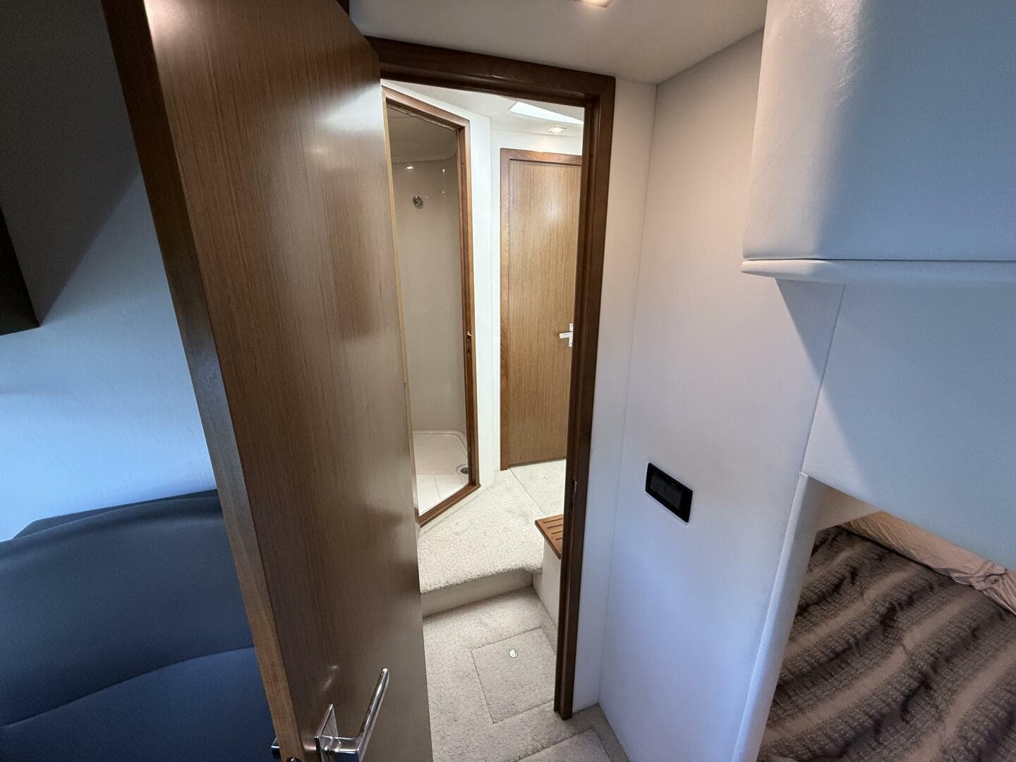 2014 Cruisers Yachts 45 Cantius — photo 32