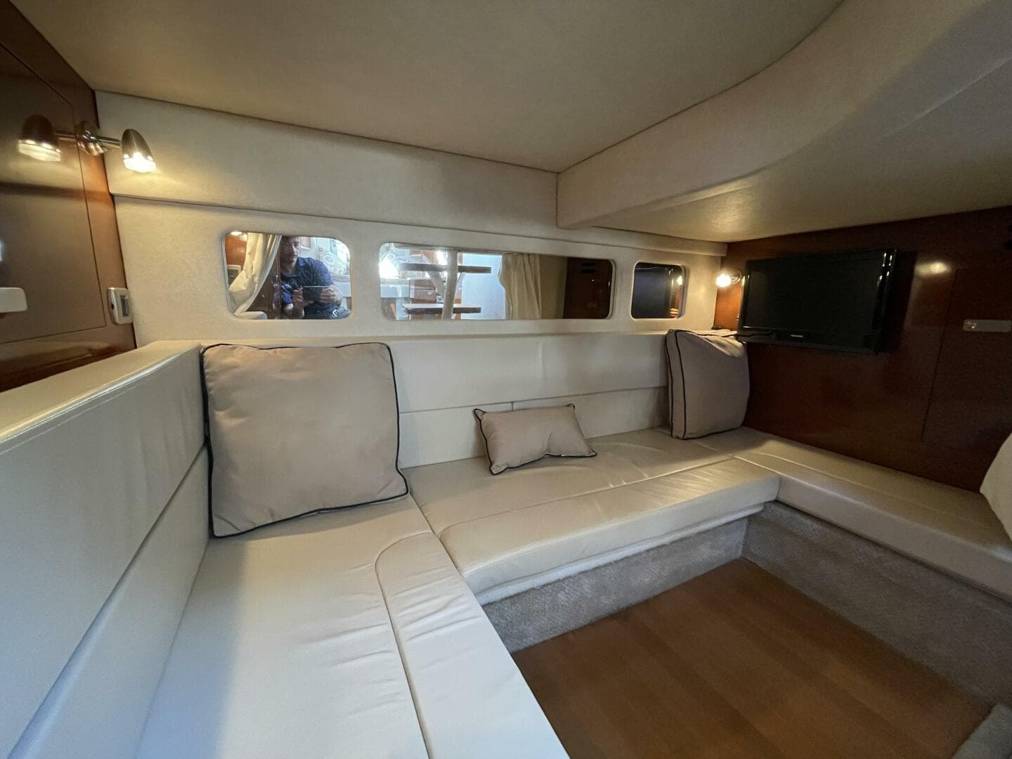 2010 Sea Ray 330 Sundancer — photo 16