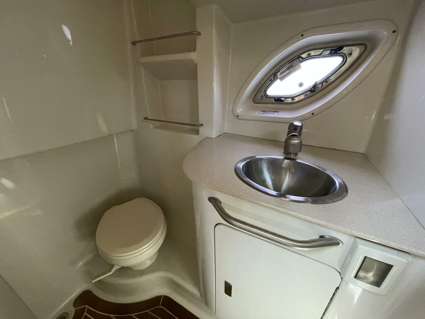 2010 Sea Ray 330 Sundancer — photo 13