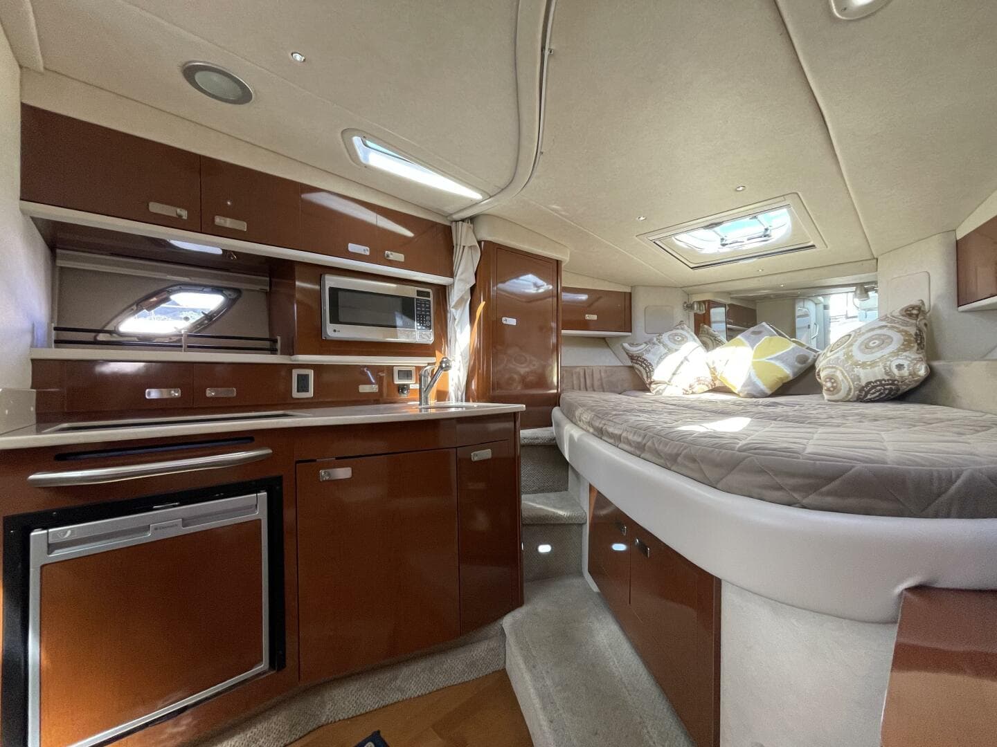 2010 Sea Ray 330 Sundancer — photo 11