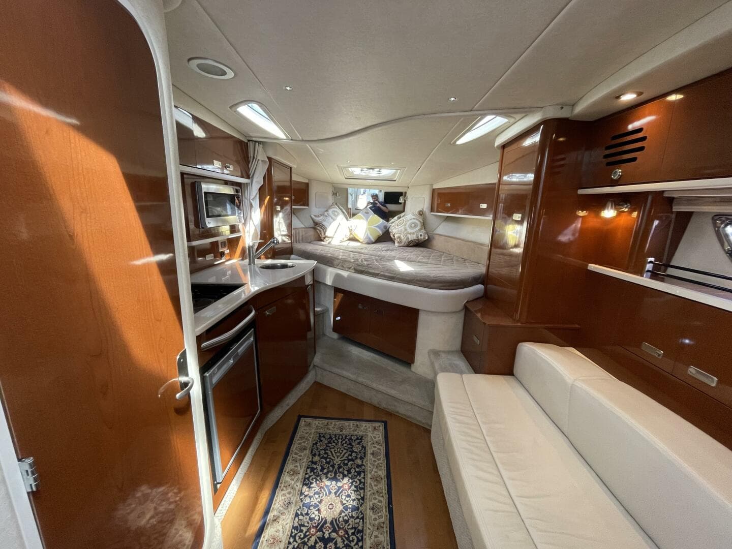 2010 Sea Ray 330 Sundancer — photo 10