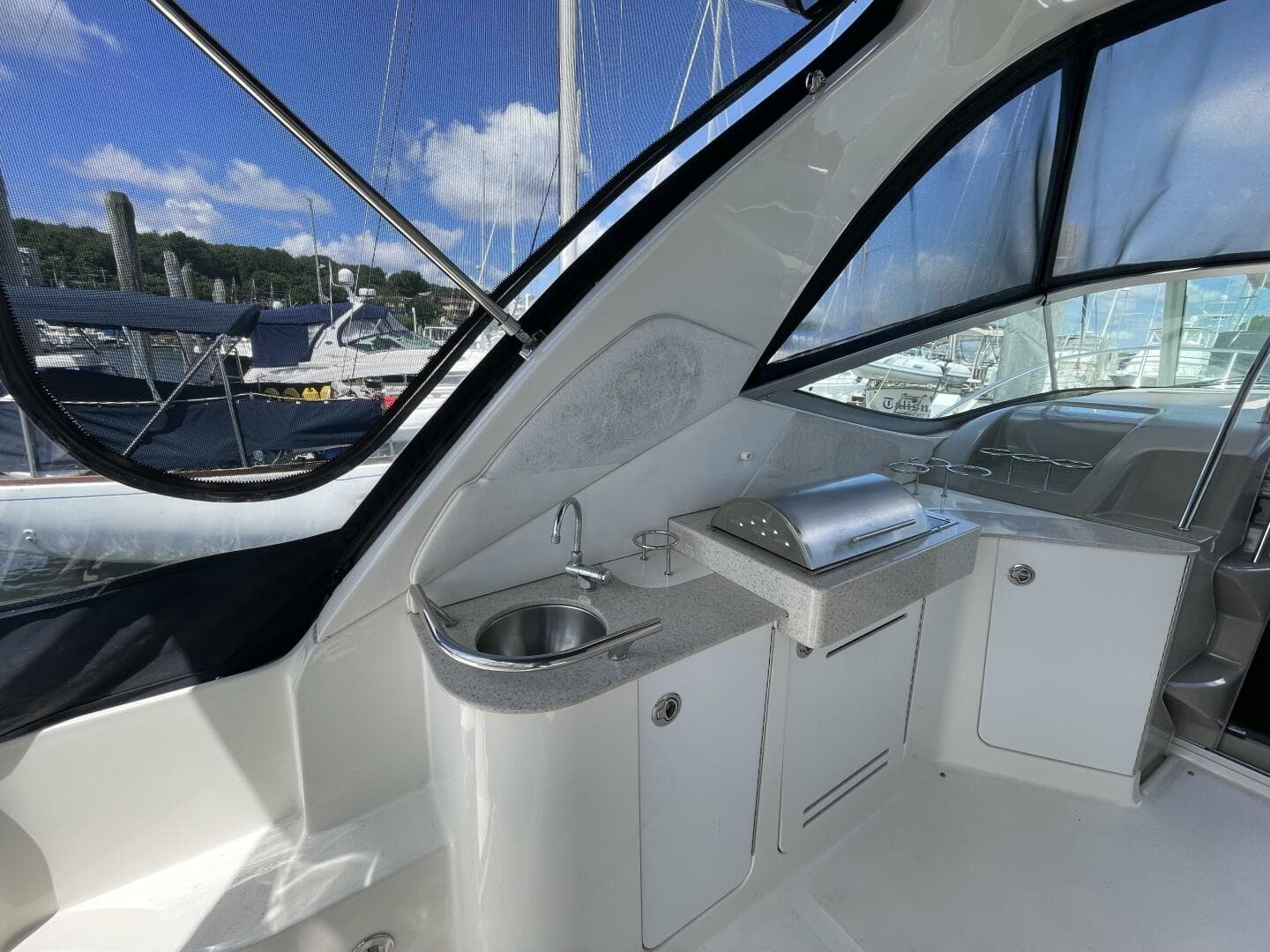2010 Sea Ray 330 Sundancer — photo 6