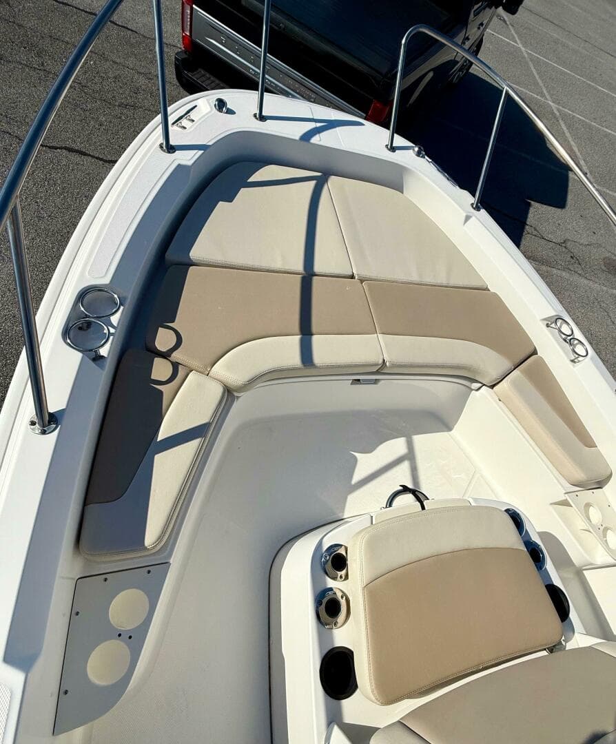 2020 Boston Whaler 210 Dauntless — photo 41