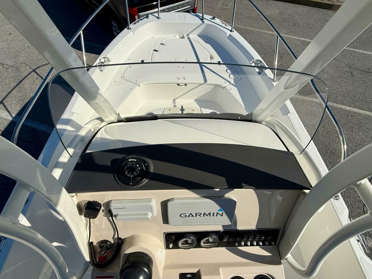 2020 Boston Whaler 210 Dauntless — photo 32