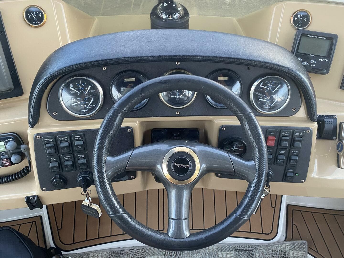 2002 Carver 444 Cockpit — photo 15