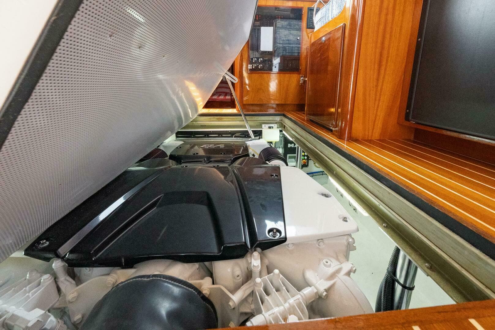 2019 Lowell Flybridge — photo 22