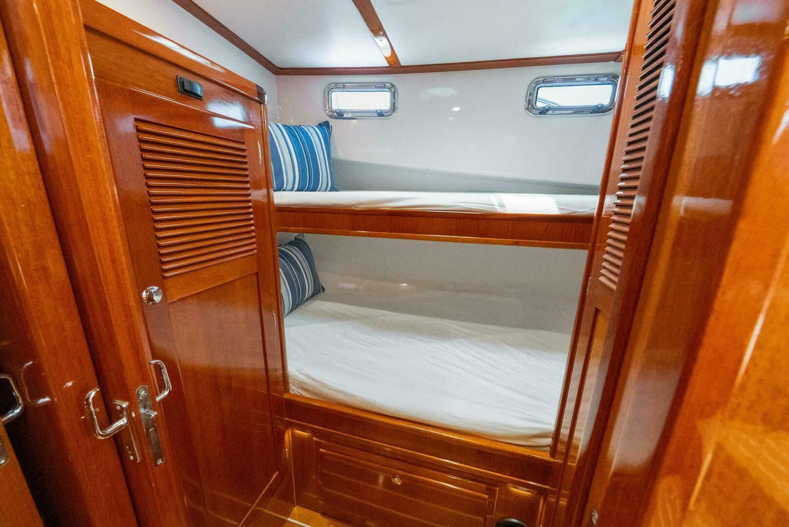 2019 Lowell Flybridge — photo 13