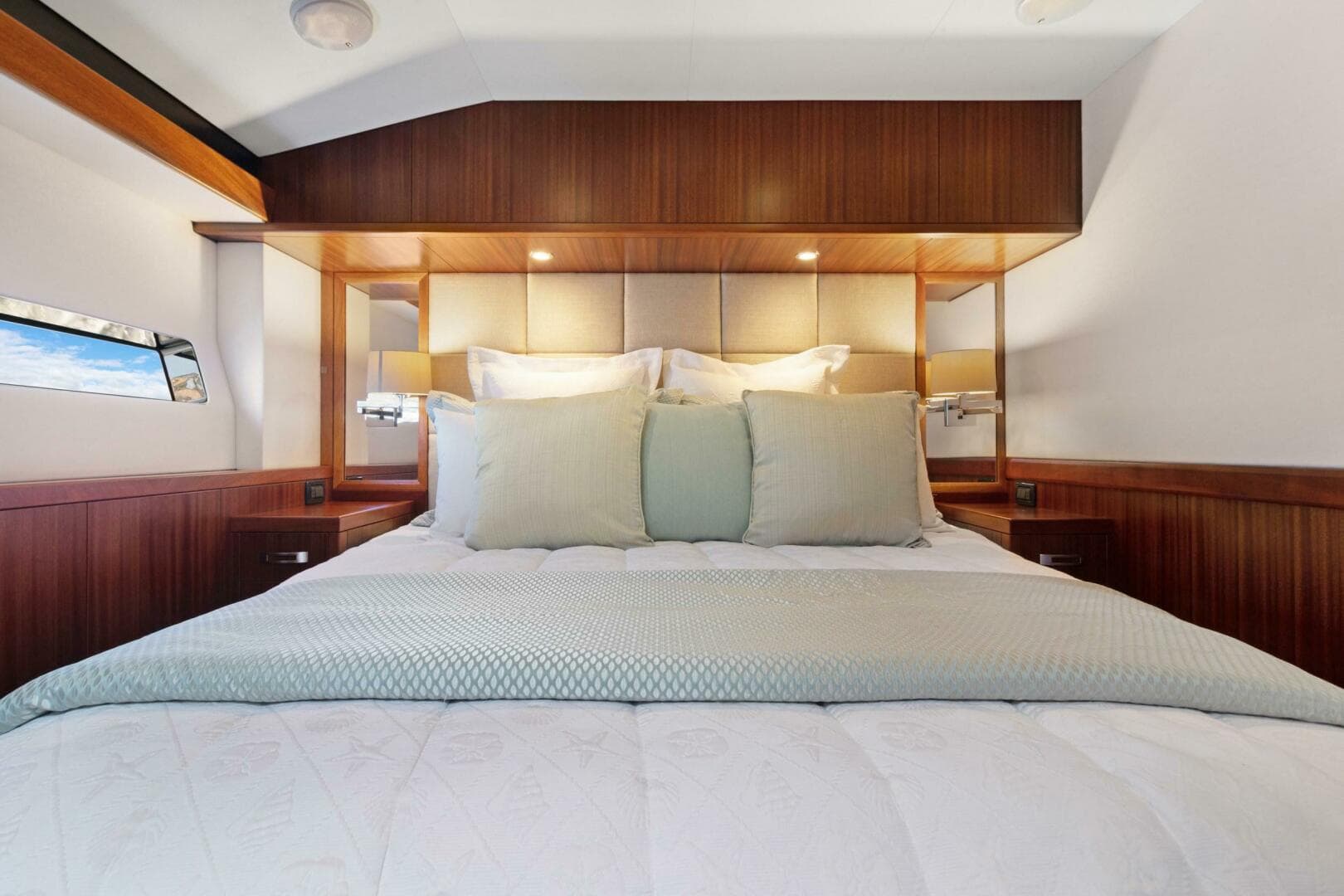 2016 Hatteras GT 63 — photo 53