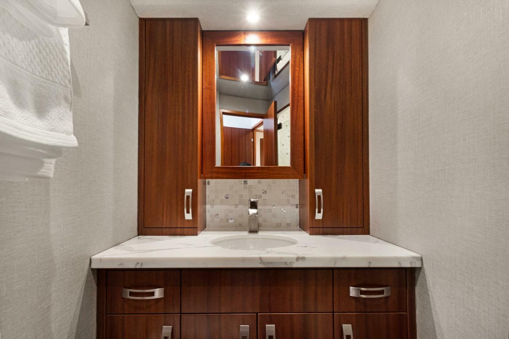 2016 Hatteras GT 63 — photo 44